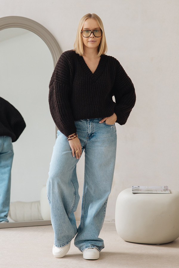 Sweter z dekoltem w serek Isabella Czekolada 1